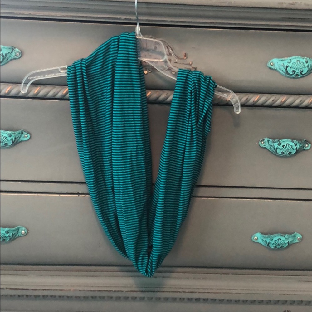 Cute dressy scarf!